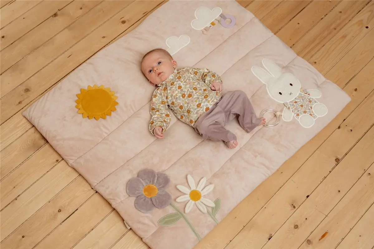 Manta actividades Miffy rosa